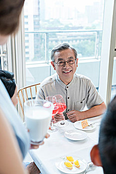 照顧老人行業(yè)：月薪多少才能體現(xiàn)價(jià)值？