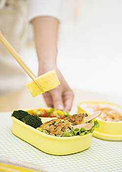 家政服務(wù)多少錢(qián)一個(gè)月？選擇家政服務(wù)的性?xún)r(jià)比與優(yōu)惠策略
