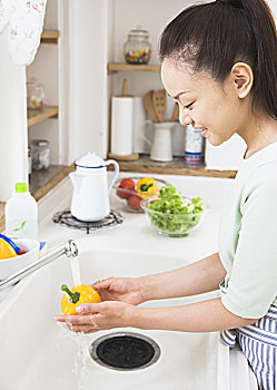 成都請(qǐng)個(gè)保姆多少錢？讓你輕松搞定家庭瑣事
