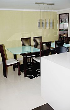 武漢請個保姆多少錢？全方位解析武漢保姆價格和選擇技巧