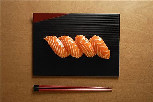 月嫂一年掙多少錢？揭秘行業潛力與高薪背后的真相
