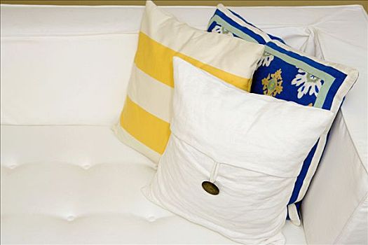 南京育嬰嫂服務(wù)價(jià)格解析：為什么選擇專業(yè)育嬰嫂？