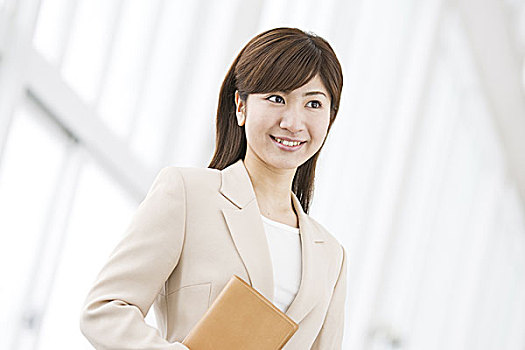 住家保姆多少錢一月？全方位解析費用與服務