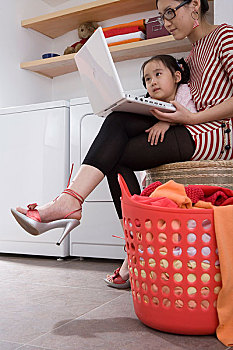 青島住家看孩子多少錢？家長最關心的費用揭秘！