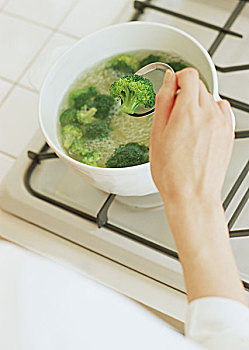 西安保姆一月工資多少？揭秘西安保姆行業(yè)薪資背后的秘密
