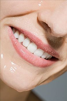 上海雇個(gè)保姆多少錢？揭開保姆費(fèi)用背后的秘密