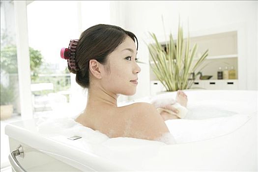 生孩子醫(yī)院請護(hù)工多少錢？您需要了解的費用與服務(wù)