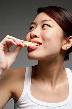 月嫂金牌證多少錢？讓你輕松掌握產(chǎn)后護(hù)理行業(yè)的“金字招牌”