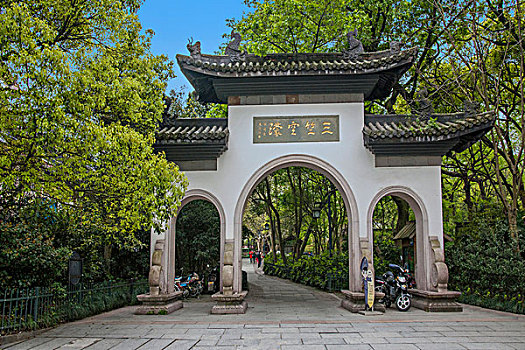 外請護工一天多少錢？解密護工服務背后的價格與價值