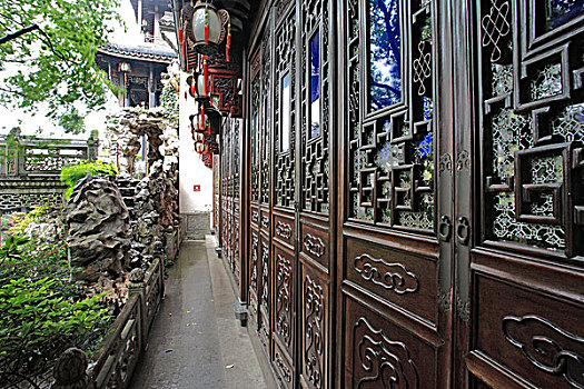 考金牌月嫂證需多少錢(qián)？揭秘金牌月嫂證的真正價(jià)值與獲取路徑