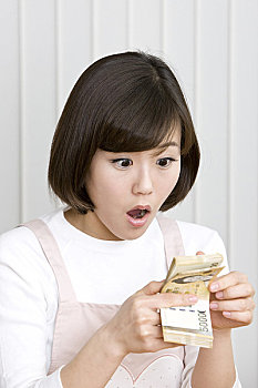 帶7歲孩子請保姆多少錢？了解保姆費用，找最適合的護理方案