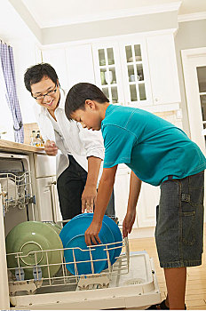 婁底月嫂多少錢一個(gè)月？如何選擇性價(jià)比高的月嫂服務(wù)