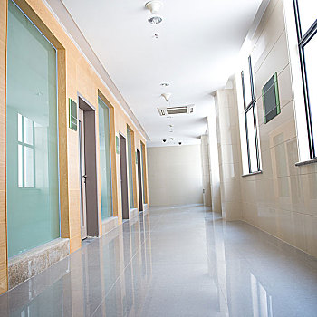 醫院陪床護工工資多少？揭秘行業收入與職業前景