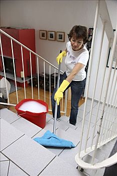 想找個住家保姆要多少錢？揭秘住家保姆的費用與選擇技巧