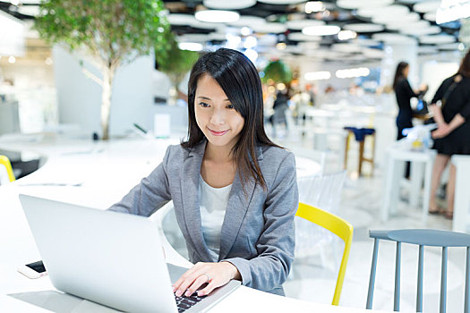 現在保姆多少錢？探秘現代家庭服務市場的價格趨勢