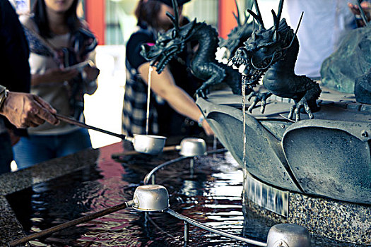 大連護(hù)工多少錢(qián)一天？選擇專業(yè)護(hù)工服務(wù)，關(guān)愛(ài)親人的貼心選擇