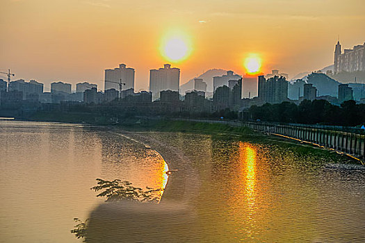 《我是李煥英》票房破紀(jì)錄，感動(dòng)無(wú)數(shù)觀眾的背后故事
