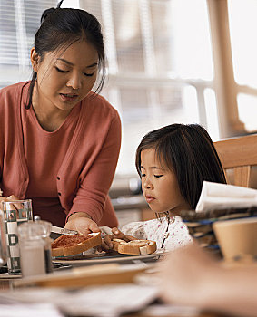 8小時保姆價格是多少？如何選擇適合您的保姆服務(wù)？