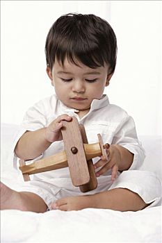廣州看小孩保姆價格多少？專業(yè)服務助你輕松育兒