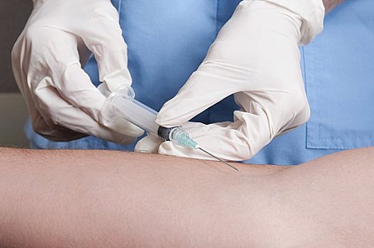 保姆在家?guī)Ю先硕嗌馘X？帶你了解背后的費(fèi)用與選擇