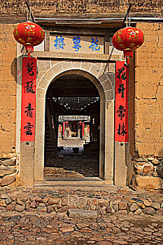 長(zhǎng)沙保潔擦玻璃多少錢？輕松了解家庭與辦公樓玻璃清潔價(jià)格