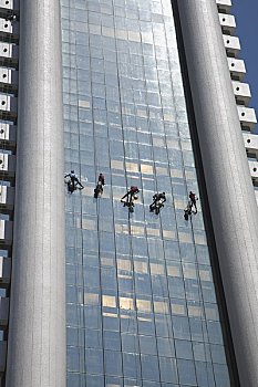 保姆上海平均價(jià)格是多少？全面解析上海保姆服務(wù)費(fèi)用