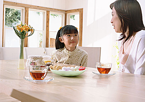 如何選擇育嬰嫂？了解月薪背后的價(jià)值與服務(wù)內(nèi)容