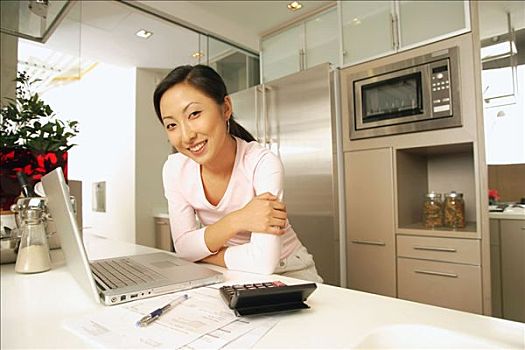 住家保姆要多少錢？如何選擇合適的保姆服務(wù)？