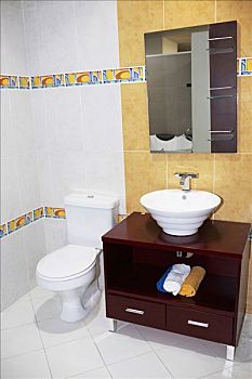 上海保姆多少錢(qián)一個(gè)月？揭秘上海家庭保姆服務(wù)的費(fèi)用與選擇