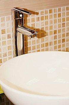 找保姆一個(gè)月多少錢？了解雇傭保姆的真實(shí)費(fèi)用