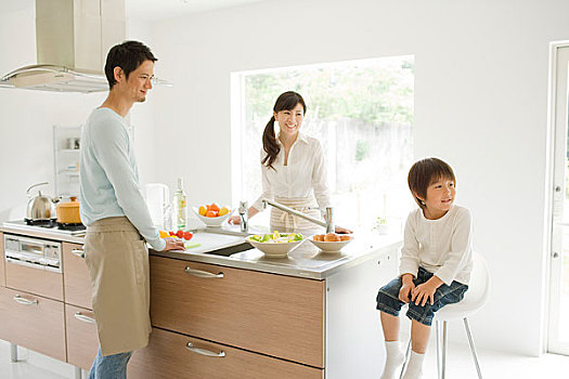 做家務(wù)保姆多少錢？了解家庭保潔服務(wù)費(fèi)用，助你輕松選擇合適的家務(wù)保姆
