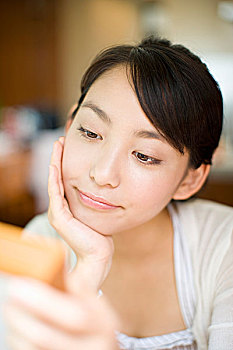 上海找?guī)『⒈Ｄ范嗌馘X(qián)？選擇合適的保姆服務(wù)，給寶寶更好的成長(zhǎng)環(huán)境