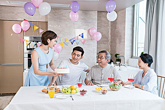 長(zhǎng)春保姆多少錢(qián)一個(gè)月？揭秘保姆費(fèi)用及選擇技巧
