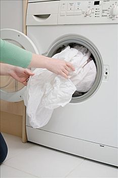 青島家政每月多少工資？了解這個行業背后的收入秘密