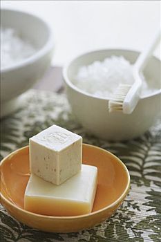 育嬰師每年漲多少工資？揭秘行業(yè)薪資發(fā)展趨勢與職業(yè)前景