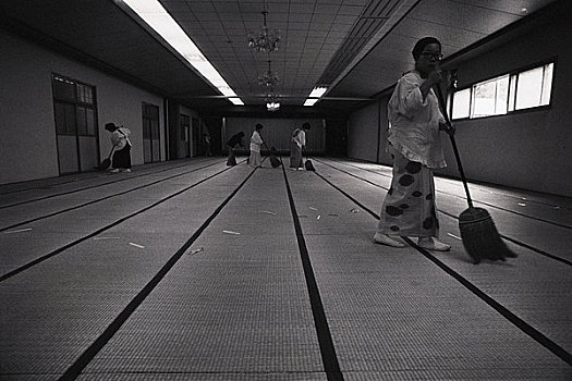 雇個保姆照顧老人多少錢？選擇適合的老人看護服務，給家人最好的關懷