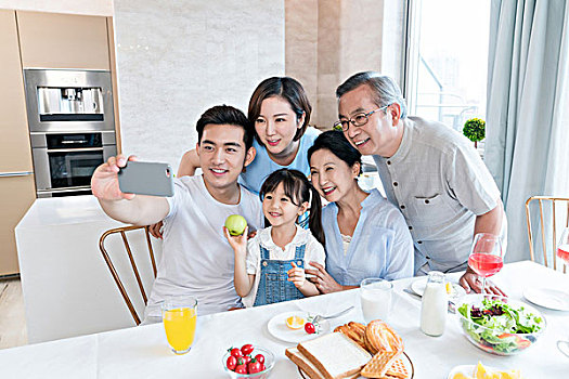 深圳全職保姆工資多少？如何選擇合適的保姆？揭秘背后的行業趨勢！