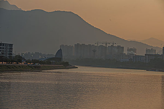 新鄉(xiāng)不住家保姆多少錢(qián)？揭秘新鄉(xiāng)不住家保姆服務(wù)市場(chǎng)的價(jià)格與選擇