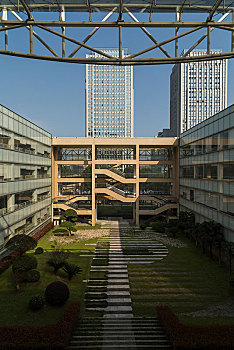 鐘點工多少一個月？揭秘鐘點工行業的真實收入與市場需求