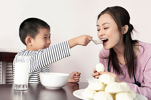 最貴的育兒師多少錢？揭秘高端育兒服務(wù)的背后價(jià)值