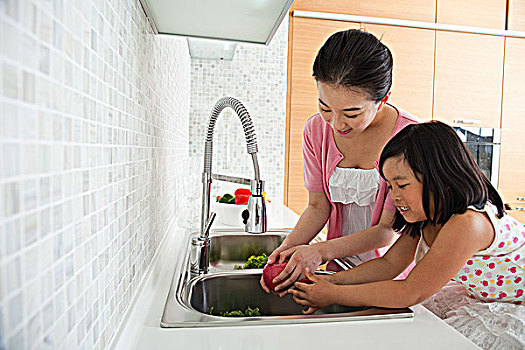 天津住家保姆多少錢一個？揭秘天津住家保姆價格及選擇要點