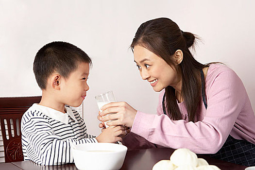 不住家保姆工資多少？揭秘行業現狀與薪酬趨勢