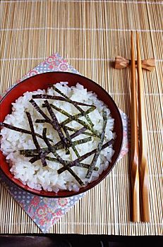 雇半自理保姆一月多少錢？揭開家庭照護(hù)服務(wù)的價(jià)格真相