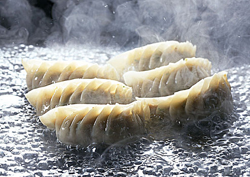 月半愛(ài)麗絲成本多少？揭秘背后的制作與市場(chǎng)投入
