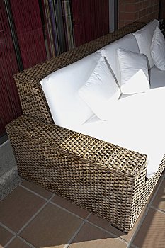 牟平月嫂工資多少？你需要了解的薪資現(xiàn)狀與發(fā)展趨勢