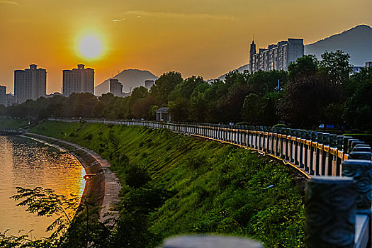 義烏市月子保姆多少錢(qián)？帶你了解月子保姆服務(wù)的真正價(jià)值