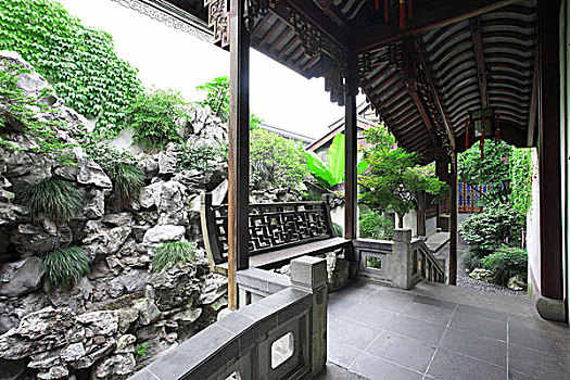 江蘇擦玻璃價(jià)格多少？了解市場行情，選擇最合適的擦玻璃服務(wù)